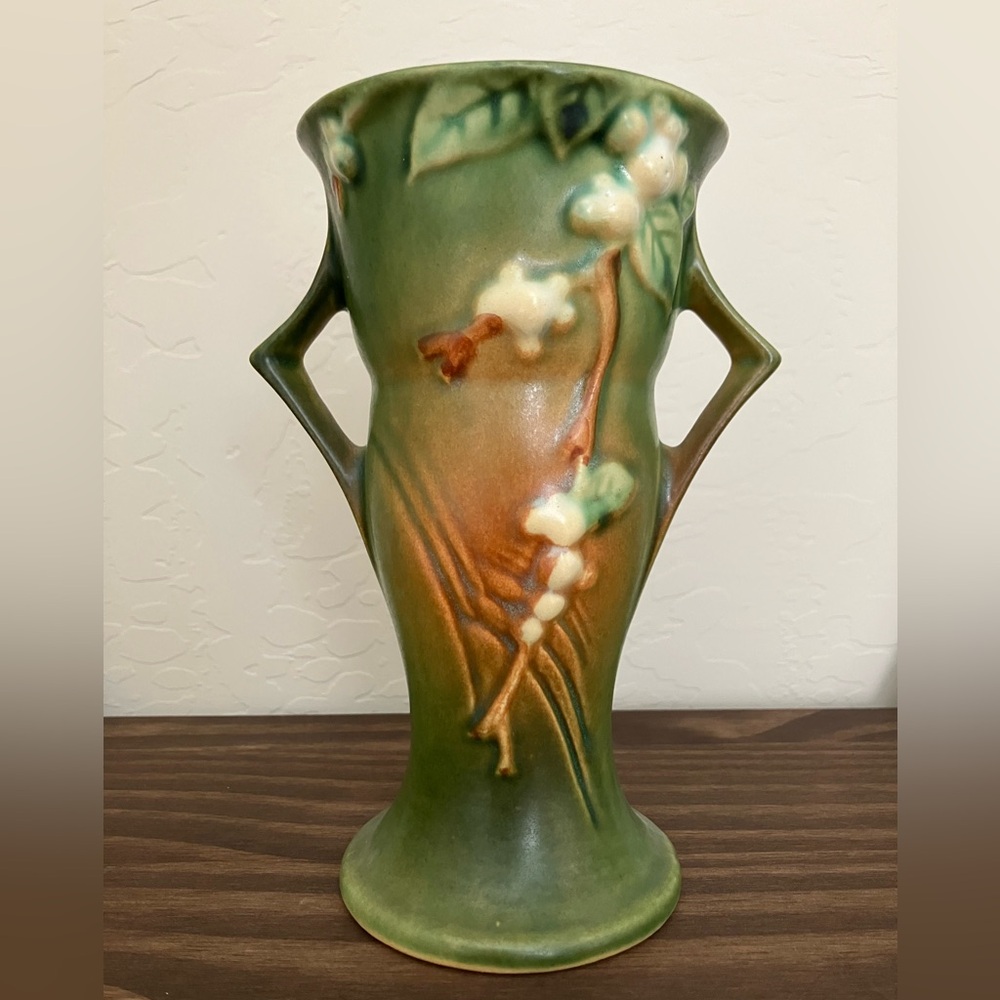 Vintage Roseville Pottery Snowberry Green Vase. Roseville mark and IV-6 on base. - Picture 2 of 6